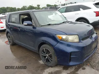 2013 Scion xB z VIN JTLZE4FEXDJ047303, wystawiony jako IAAI lot #42180086 z przebiegiem 215 463 mil mil oraz . Historia ofert i sprzedaży dostępna na DreamBid. Obrazek 1.