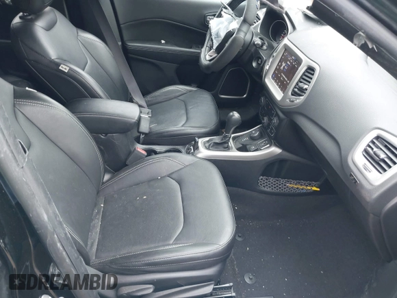2021 Jeep Compass 80th Anniversary z VIN 3C4NJDEB5MT566331, wystawiony jako IAAI lot #39620364 z przebiegiem 48 826 mil mil oraz . Historia ofert i sprzedaży dostępna na DreamBid. Obrazek 5.