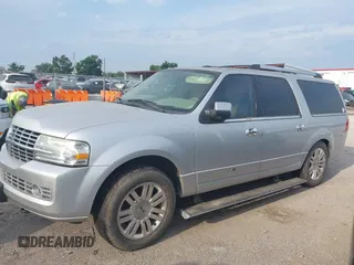 2013 Lincoln Navigator z VIN 5LMJJ3H59DEL09289, wystawiony jako IAAI lot #42380340 z przebiegiem 238 384 mil mil oraz . Historia ofert i sprzedaży dostępna na DreamBid. Obrazek 2.