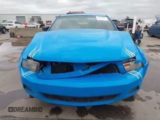2011 Ford Mustang V6 z VIN 1ZVBP8AM2B5138727, wystawiony jako IAAI lot #41940117 z przebiegiem 173 824 mil mil oraz . Historia ofert i sprzedaży dostępna na DreamBid. Obrazek 6.