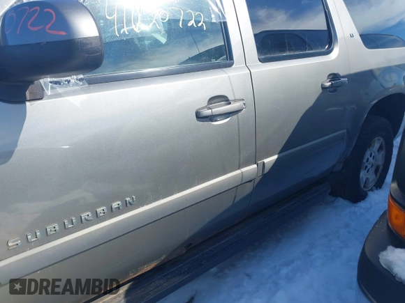 2008 Chevrolet Suburban LTZ with VIN 1GNFK16368R164170, listed as a IAAI auction lot 41620722 with 278,634 mi miles. Bid and sale history available at carsss.com. Image 6.