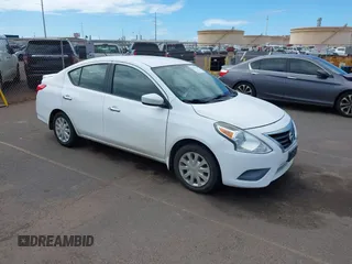 2015 Nissan Versa SV z VIN 3N1CN7AP6FL952230, wystawiony jako IAAI lot #42345244 z przebiegiem 70 792 mil mil oraz . Historia ofert i sprzedaży dostępna na DreamBid. Obrazek 1.