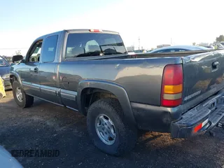 2002 Chevrolet Silverado 1500 LT with VIN 2GCEK19TX21183045, listed as a IAAI auction lot 40668595 with 211,358 mi miles. Bid and sale history available at carsss.com. Image 3.