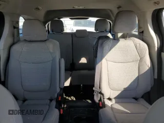 2022 Toyota Sienna LE z VIN 5TDBSKFCXNS060663, wystawiony jako Copart lot #52490575 z przebiegiem 48 466 mil mil oraz Szkody całkowita. Historia ofert i sprzedaży dostępna na DreamBid. Obrazek 10.