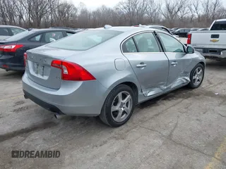 2013 Volvo S60 T5 Premier z VIN YV1612FS3D2193289, wystawiony jako IAAI lot #41534227 z przebiegiem 117 152 mil mil oraz . Historia ofert i sprzedaży dostępna na DreamBid. Obrazek 4.
