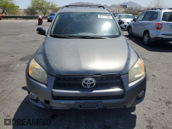 2011 Toyota RAV4 Sport z VIN JTMRK4DV0B5098869, wystawiony jako Copart lot #53277145 z przebiegiem 184 885 mil mil oraz Szkoda całkowita • Salvage title. Historia ofert i sprzedaży dostępna na DreamBid. Obrazek 5.