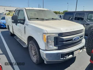 2017 Ford F-250 XL z VIN 1FD7X2A63HEF23418, wystawiony jako IAAI lot #42610484 z przebiegiem 271 149 mil mil oraz . Historia ofert i sprzedaży dostępna na DreamBid. Obrazek 24.