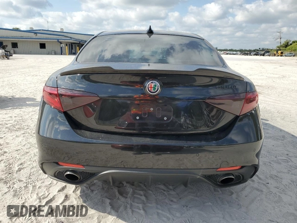 2017 Alfa Romeo Giulia Ti z VIN ZARFAECN4H7545588, wystawiony jako Copart lot #54086015 z przebiegiem 125 665 mil mil oraz Czysty tytuł • Clean title. Historia ofert i sprzedaży dostępna na DreamBid. Obrazek 6.