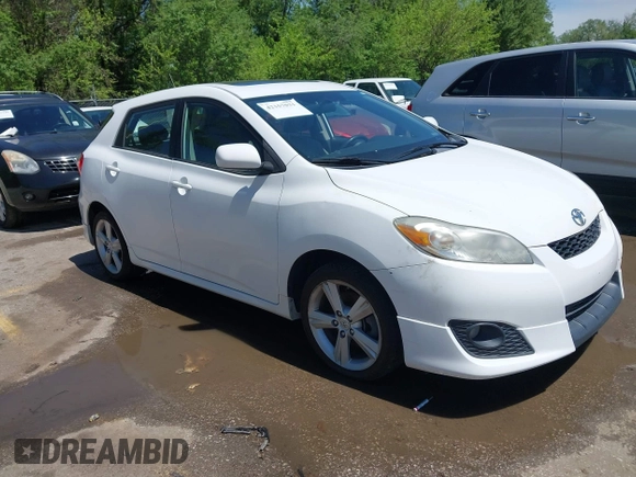 2009 Toyota Matrix S z VIN 2T1LE40E09C009673, wystawiony jako IAAI lot #42157031 z przebiegiem 185 656 mil mil oraz . Historia ofert i sprzedaży dostępna na DreamBid. Obrazek 1.