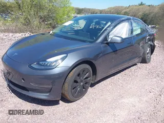 2022 Tesla Model 3 Long Range z VIN 5YJ3E1EB6NF260118, wystawiony jako IAAI lot #42139962 z przebiegiem 52 566 mil mil oraz . Historia ofert i sprzedaży dostępna na DreamBid. Obrazek 2.