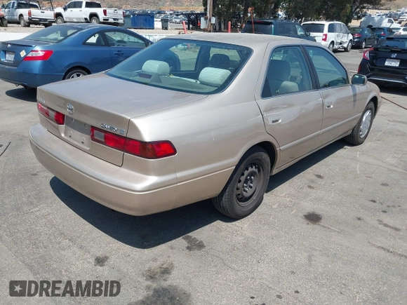 1999 Toyota Camry LE z VIN JT2BG22K1X0369726, wystawiony jako IAAI lot #42354218 z przebiegiem 213 828 mil mil oraz . Historia ofert i sprzedaży dostępna na DreamBid. Obrazek 4.