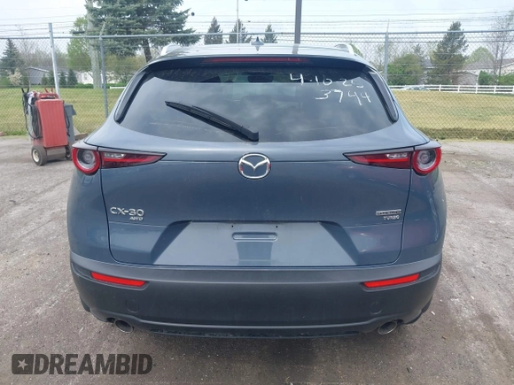 2024 Mazda CX-30 Premium z VIN 3MVDMBDY7RM613744, wystawiony jako IAAI lot #42127815 z przebiegiem 8 889 mil mil oraz . Historia ofert i sprzedaży dostępna na DreamBid. Obrazek 16.