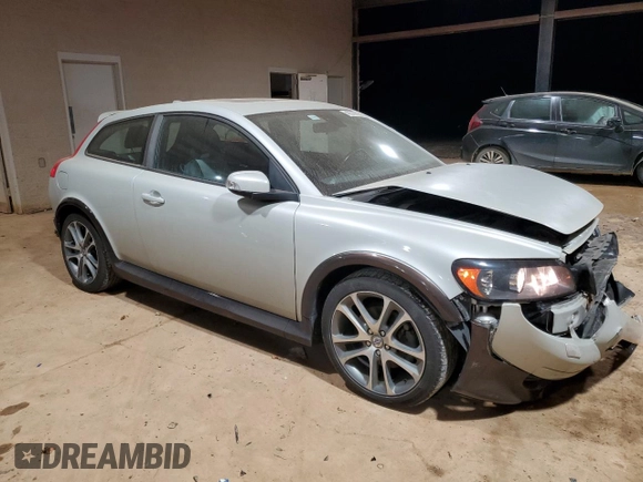 2008 Volvo C30 Version 1.0 z VIN YV1MK672882062861, wystawiony jako Copart lot #43579615 z przebiegiem 160 011 mil mil oraz Szkody całkowita. Historia ofert i sprzedaży dostępna na DreamBid. Obrazek 4.