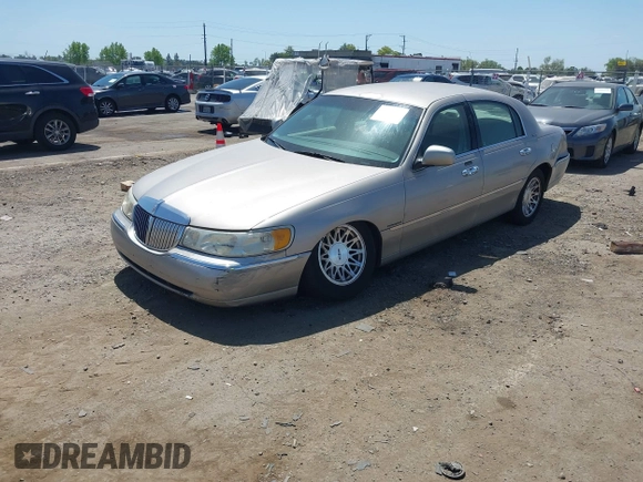 1999 Lincoln Town Car Signature z VIN 1LNHM82WXXY678088, wystawiony jako IAAI lot #42097845 z przebiegiem 174 561 mil mil oraz . Historia ofert i sprzedaży dostępna na DreamBid. Obrazek 2.