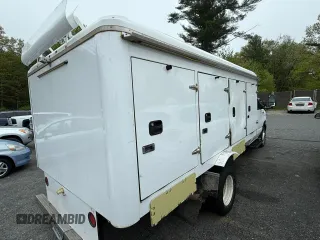 2018 Ford Econoline Commercial z VIN 1FDXE4FS9JDC33221, wystawiony jako Copart lot #56857655 z przebiegiem 111 690 mil mil oraz Tytuł czysty. Historia ofert i sprzedaży dostępna na DreamBid. Obrazek 4.