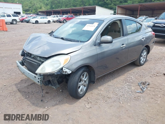 2012 Nissan Versa S z VIN 3N1CN7AP3CL846541, wystawiony jako IAAI lot #42542076 z przebiegiem 140 409 mil mil oraz . Historia ofert i sprzedaży dostępna na DreamBid. Obrazek 2.