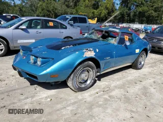 1975 Chevrolet Corvette z VIN 1Z37J5S405156, wystawiony jako Copart lot #75728714 z przebiegiem 106 807 mil mil oraz Szkoda całkowita • Salvage title. Historia ofert i sprzedaży dostępna na DreamBid. Obrazek 1.