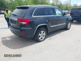 2011 Jeep Grand Cherokee Laredo z VIN 1J4RR4GG0BC547689, wystawiony jako IAAI lot #42230005 z przebiegiem 192 361 mil mil oraz . Historia ofert i sprzedaży dostępna na DreamBid. Obrazek 4.