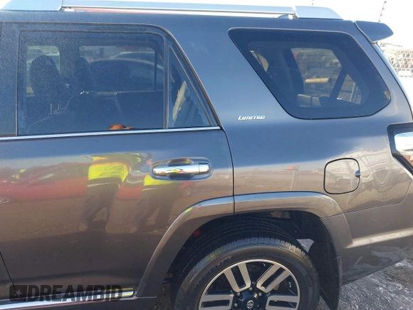 2018 Toyota 4Runner SR5 with VIN JTEBU5JR7J5543336, listed as a IAAI auction lot 41028397 with 157,997 mi miles and . Bid and sale history available at carsss.com. Image 19.