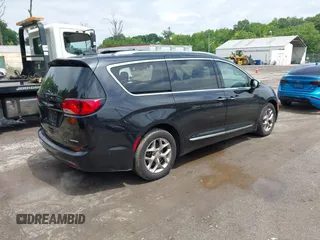 2017 Chrysler Pacifica Limited z VIN 2C4RC1GG3HR566162, wystawiony jako IAAI lot #42375696 z przebiegiem 103 051 mil mil oraz . Historia ofert i sprzedaży dostępna na DreamBid. Obrazek 4.