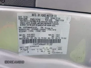 2006 Ford Focus S z VIN 1FAFP34N66W141597, wystawiony jako IAAI lot #42301819 z przebiegiem 94 705 mil mil oraz . Historia ofert i sprzedaży dostępna na DreamBid. Obrazek 9.