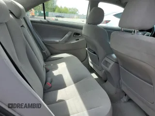 2008 Toyota Camry LE z VIN 4T1BK46K38U564521, wystawiony jako Copart lot #56508825 z przebiegiem 238 689 mil mil oraz Czysty tytuł • Clean title. Historia ofert i sprzedaży dostępna na DreamBid. Obrazek 10.