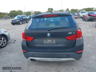 2015 BMW X1 sDrive28i with VIN WBAVM1C56FV314381, listed as a IAAI auction lot 41961245 with 68,182 mi miles. Bid and sale history available at carsss.com. Image 17.