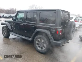 2018 Jeep Wrangler Unlimited Sahara z VIN 1C4HJXEN6JW332956, wystawiony jako IAAI lot #41477681 z przebiegiem 97 446 mil mil oraz . Historia ofert i sprzedaży dostępna na DreamBid. Obrazek 3.