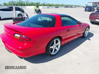 1997 Chevrolet Camaro Z28 z VIN 2G1FP22P1V2150712, wystawiony jako IAAI lot #42007547 z przebiegiem 98 725 mil mil oraz . Historia ofert i sprzedaży dostępna na DreamBid. Obrazek 4.