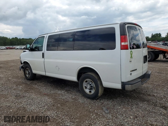 2017 Chevrolet Express Passenger LT z VIN 1GAZGMFG3H1258512, wystawiony jako Copart lot #62822304 z przebiegiem 56 009 mil mil oraz Nie do naprawy • Non repairable. Historia ofert i sprzedaży dostępna na DreamBid. Obrazek 2.