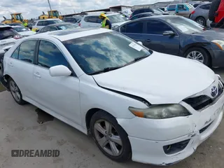 2011 Toyota Camry LE z VIN 4T1BF3EK1BU645220, wystawiony jako IAAI lot #42374419 z przebiegiem 152 986 mil mil oraz . Historia ofert i sprzedaży dostępna na DreamBid. Obrazek 1.
