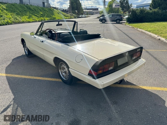 1985 Alfa Romeo Spider Veloce z VIN ZARBA5415F1020937, wystawiony jako Copart lot #63728494 z przebiegiem 115 547 mil mil oraz Tytuł czysty. Historia ofert i sprzedaży dostępna na DreamBid. Obrazek 3.