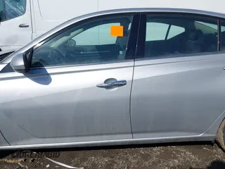 2019 Nissan Altima 2.5 SL with VIN 1N4BL4EV5KC185679, listed as a IAAI auction lot 41658107 with 136,662 mi miles. Bid and sale history available at carsss.com. Image 15.