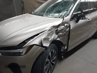 2024 Volvo XC60 Core Dark Theme z VIN YV4L12RK5R1837129, wystawiony jako IAAI lot #41988882 z przebiegiem Nie podano mil oraz . Historia ofert i sprzedaży dostępna na DreamBid. Obrazek 6.