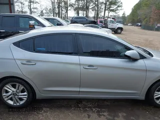 2020 Hyundai Elantra SEL z VIN 5NPD84LF9LH551715, wystawiony jako IAAI lot #41705596 z przebiegiem 120 878 mil mil oraz . Historia ofert i sprzedaży dostępna na DreamBid. Obrazek 13.