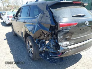 2023 Toyota Highlander L z VIN 5TDKDRBH2PS018091, wystawiony jako IAAI lot #42060302 z przebiegiem 26 267 mil mil oraz . Historia ofert i sprzedaży dostępna na DreamBid. Obrazek 6.