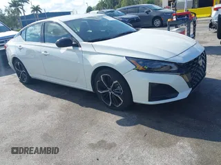 2023 Nissan Altima SR z VIN 1N4BL4CV5PN346367, wystawiony jako IAAI lot #42071225 z przebiegiem 53 477 mil mil oraz . Historia ofert i sprzedaży dostępna na DreamBid. Obrazek 1.