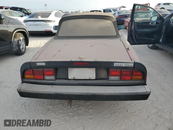 1990 Alfa Romeo Spider z VIN ZARBA12G6L6001683, wystawiony jako Copart lot #75611344 z przebiegiem 59 515 mil mil oraz Szkoda całkowita • Salvage title. Historia ofert i sprzedaży dostępna na DreamBid. Obrazek 6.