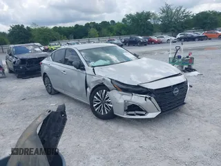 2024 Nissan Altima SV z VIN 1N4BL4DV8RN427073, wystawiony jako IAAI lot #42152075 z przebiegiem 10 175 mil mil oraz . Historia ofert i sprzedaży dostępna na DreamBid. Obrazek 1.
