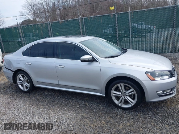 2014 Volkswagen Passat SEL Premium z VIN 1VWCN7A34EC091762, wystawiony jako IAAI lot #41769129 z przebiegiem 106 779 mil mil oraz . Historia ofert i sprzedaży dostępna na DreamBid. Obrazek 13.