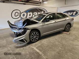 2025 Volkswagen Jetta SE z VIN 3VW7X7BU0SM042720, wystawiony jako Copart lot #66620465 z przebiegiem 4 556 mil mil oraz Czysty tytuł • Clean title. Historia ofert i sprzedaży dostępna na DreamBid. Obrazek 1.