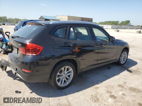 2015 BMW X1 xDrive28i z VIN WBAVL1C59FVY32553, wystawiony jako Copart lot #56513435 z przebiegiem 131 831 mil mil oraz Szkoda całkowita • Salvage title. Historia ofert i sprzedaży dostępna na DreamBid. Obrazek 3.