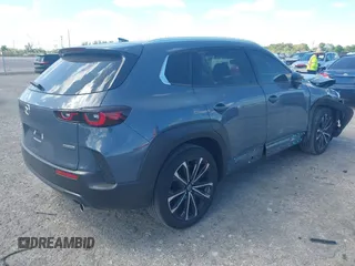 2024 Mazda CX-50 S Premium Plus z VIN 7MMVABEM4RN171943, wystawiony jako IAAI lot #41839219 z przebiegiem 13 733 mil mil oraz . Historia ofert i sprzedaży dostępna na DreamBid. Obrazek 4.
