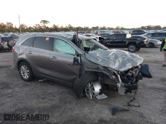 2017 Kia Sorento LX with VIN 5XYPG4A38HG272425, listed as a IAAI auction lot 41083603 with 105,537 mi miles. Bid and sale history available at carsss.com. Image 1.