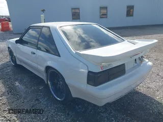 1989 Ford Mustang z VIN 1FABP41E1KF170203, wystawiony jako IAAI lot #42167685 z przebiegiem 91 032 mil mil oraz . Historia ofert i sprzedaży dostępna na DreamBid. Obrazek 3.