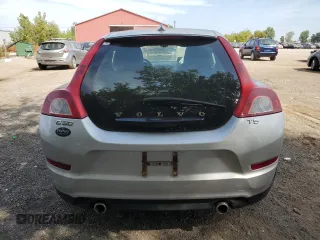 2012 Volvo C30 z VIN YV1672MK2C2276602, wystawiony jako Copart lot #71558424 z przebiegiem 126 717 mil mil oraz Szkody całkowita. Historia ofert i sprzedaży dostępna na DreamBid. Obrazek 6.