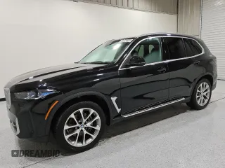 2024 BMW X5 sDrive40i z VIN 5UX13EU07R9U96151, wystawiony jako Copart lot #55865345 z przebiegiem 39 748 mil mil oraz Czysty tytuł • Clean title. Historia ofert i sprzedaży dostępna na DreamBid. Obrazek 1.