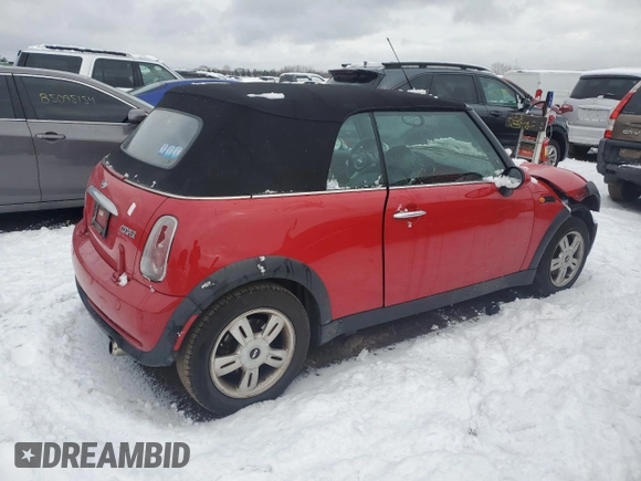 2005 MINI Convertible z VIN WMWRF33405TG11092, wystawiony jako Copart lot #84762004 z przebiegiem 94 895 mil mil oraz Szkoda całkowita • Salvage title. Historia ofert i sprzedaży dostępna na DreamBid. Obrazek 3.