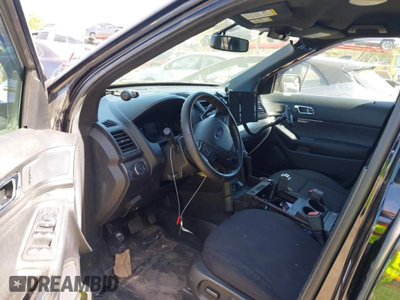 2018 Ford Police Interceptor Utility z VIN 1FM5K8AR9JGC17739, wystawiony jako IAAI lot #42134465 z przebiegiem 134 939 mil mil oraz . Historia ofert i sprzedaży dostępna na DreamBid. Obrazek 5.