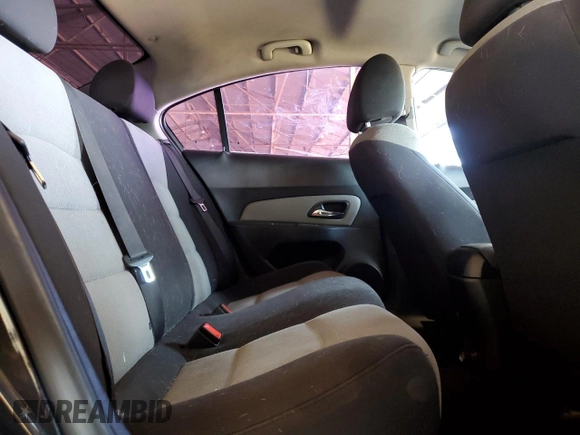2015 Chevrolet Cruze LS z VIN 1G1PA5SG2F7119146, wystawiony jako Copart lot #55622605 z przebiegiem 133 688 mil mil oraz Szkoda całkowita • Salvage title. Historia ofert i sprzedaży dostępna na DreamBid. Obrazek 10.